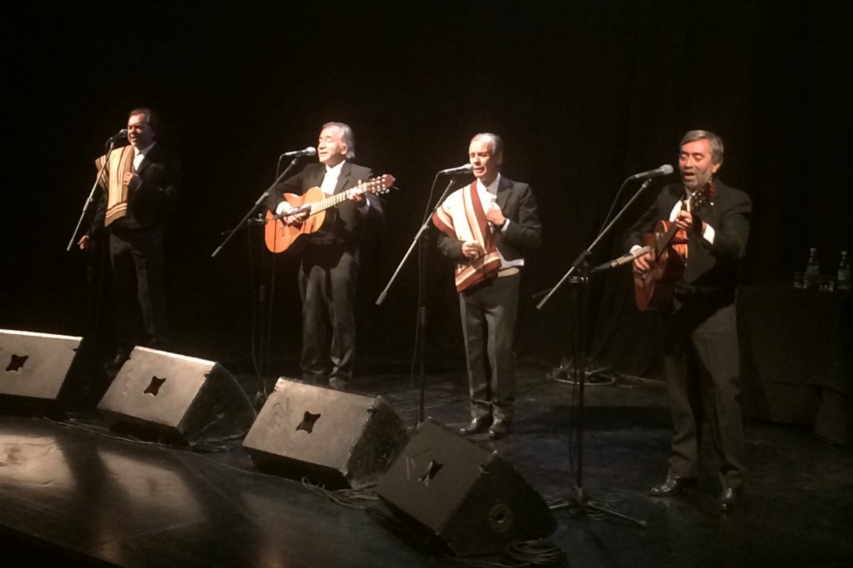 Sala Vitacura: Los Huasos del Camino Viejo recorrieron famosas tonadas en concierto