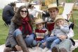 Familia sonriendo en Chile Lindo