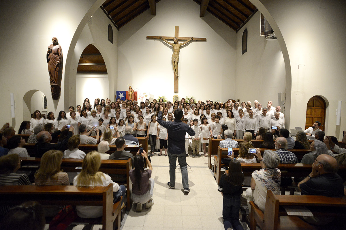 Voces de Vitacura se presentó en la Parroquia Inmaculada Concepción