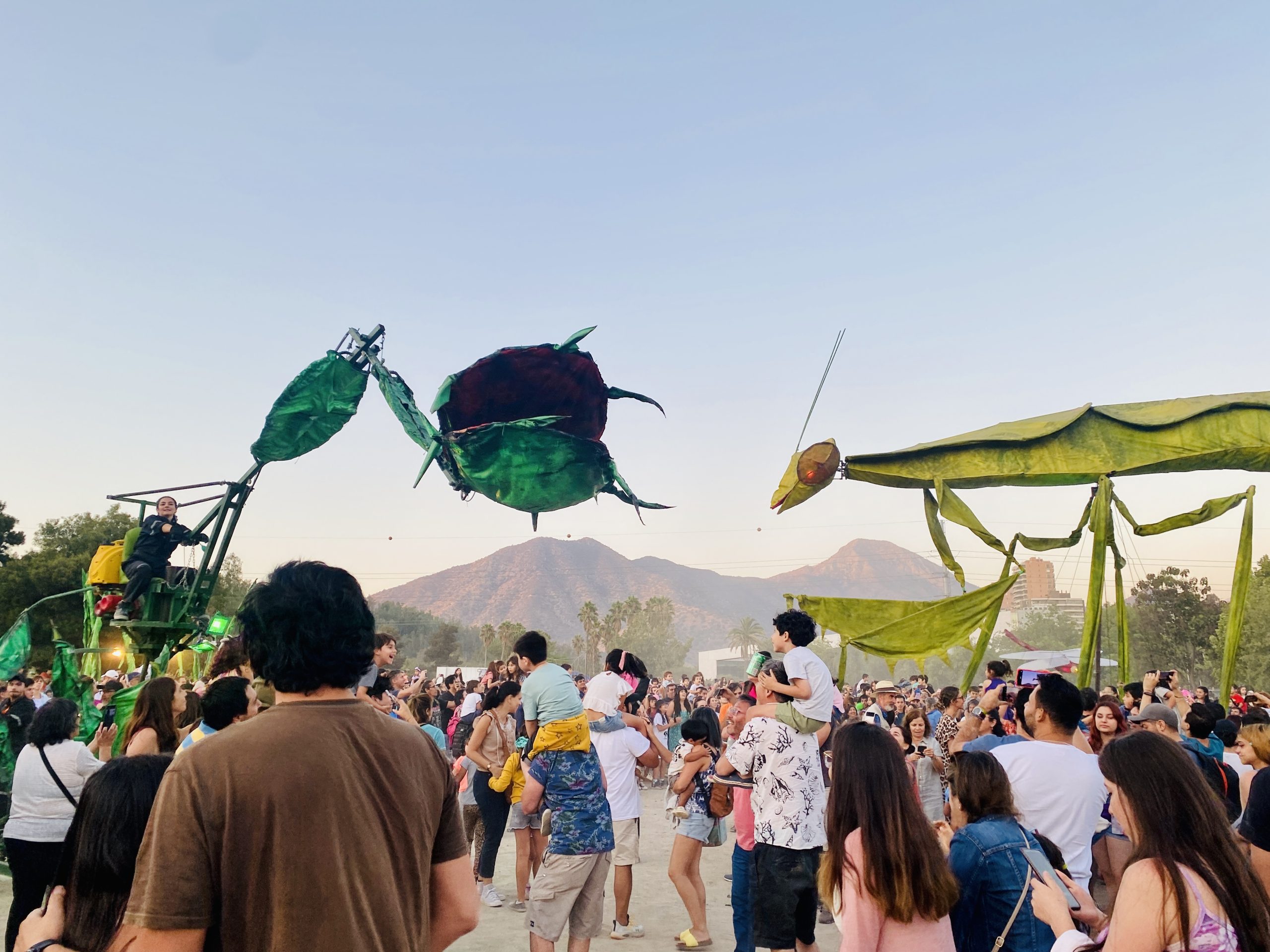 Vitacura y Teatro a Mil sorprenden a más de 5 mil visitantes con espectáculo “Insectes” en Parque Bicentenario