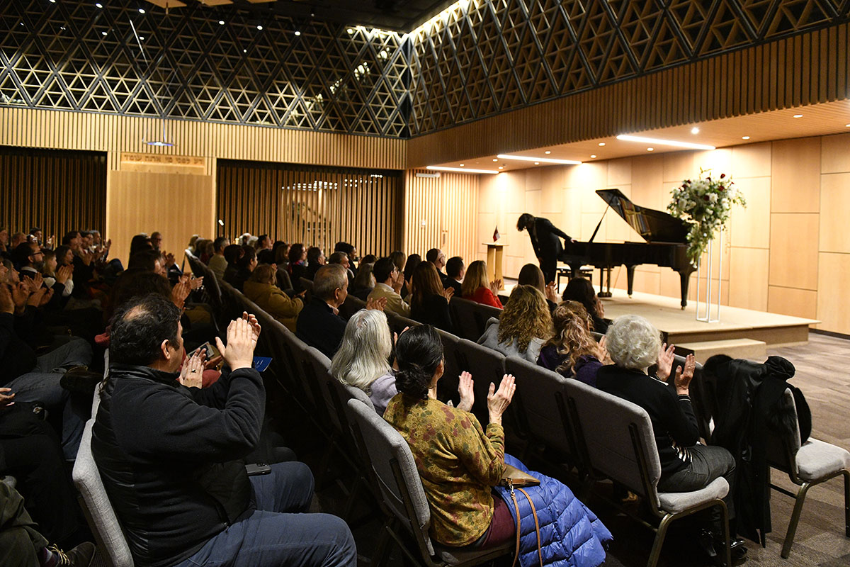 Exitoso concierto internacional de piano, protagonizado por Jakub Kuszlik, se realizó en Vitacura