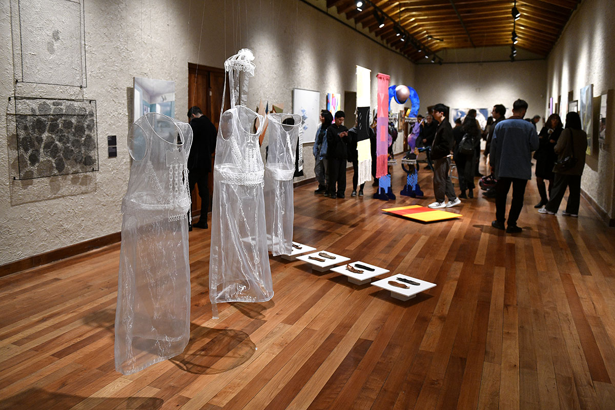 Vitacura inaugura con éxito su exposición de arte joven “Artefacto”