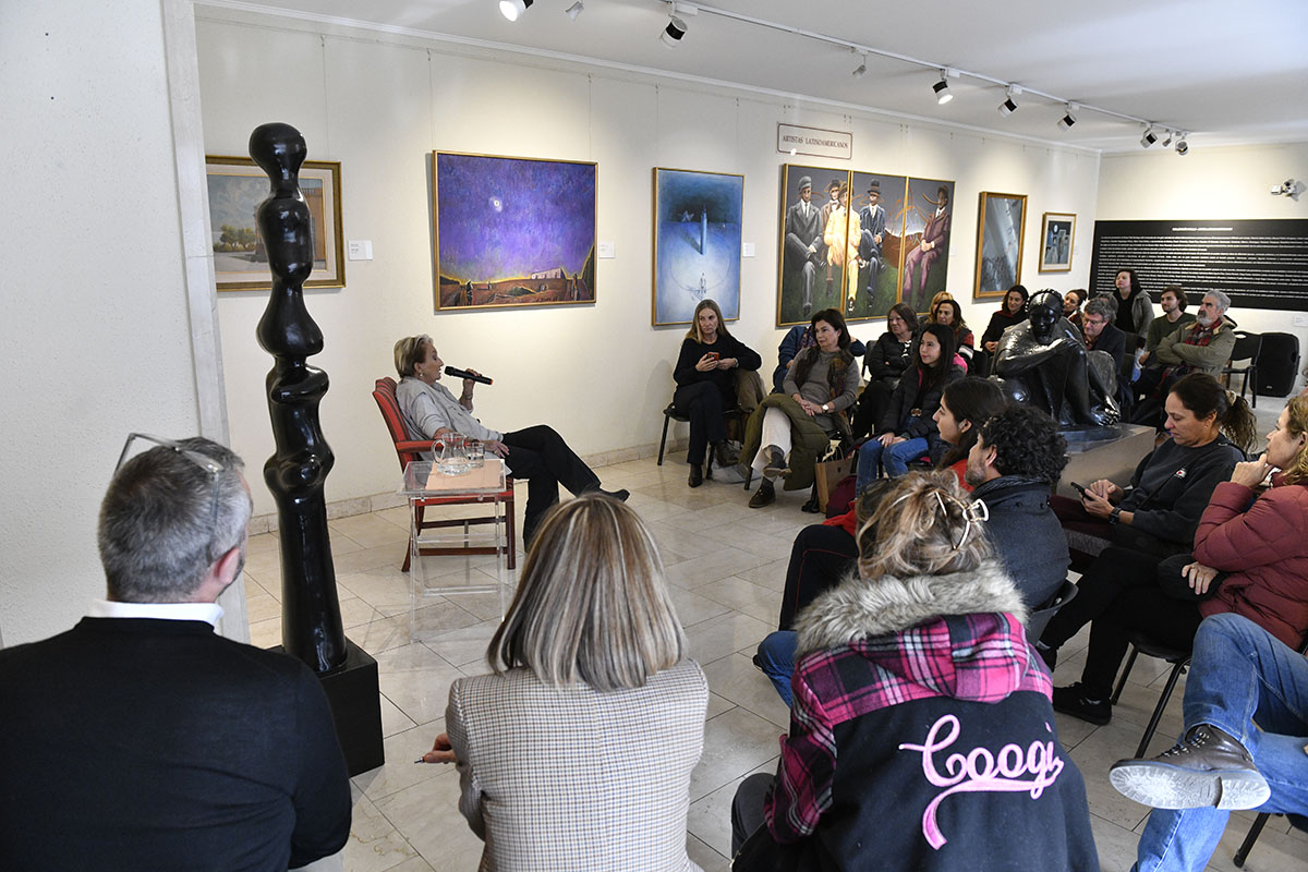 El “Ocaso” de Carmen Aldunate recibe multitudinaria visita guiada organizada por Vitacura y Museo Ralli