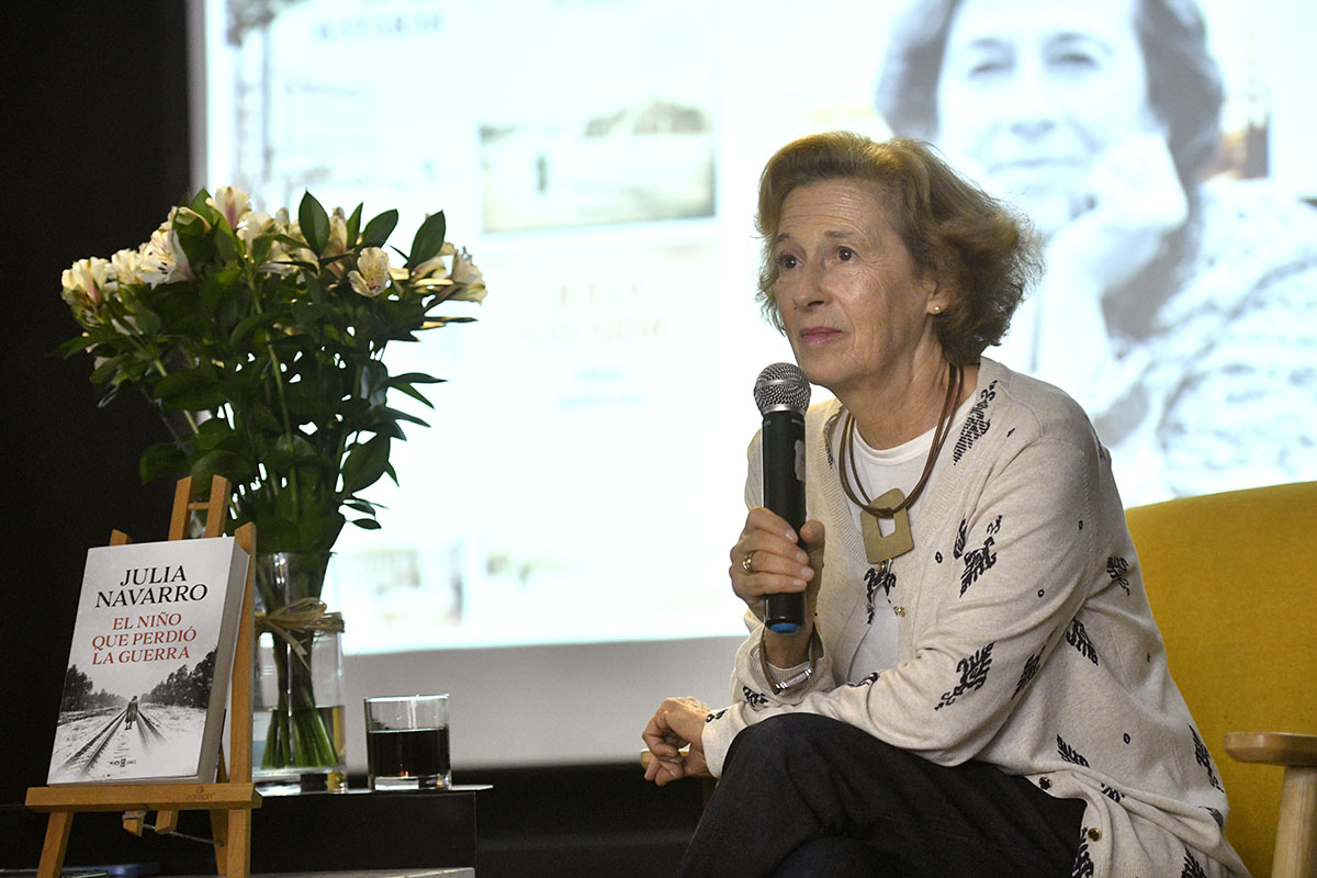 Julia Navarro protagoniza íntimo conversatorio en la Biblioteca de Vitacura