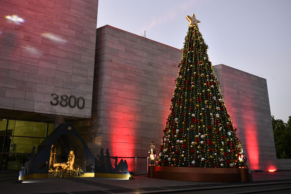 Vitacura adelanta la Navidad con esperado encendido del árbol en el Centro Cívico